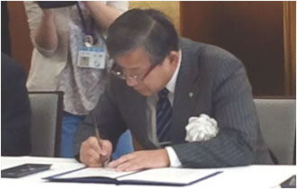 署名する大山市長