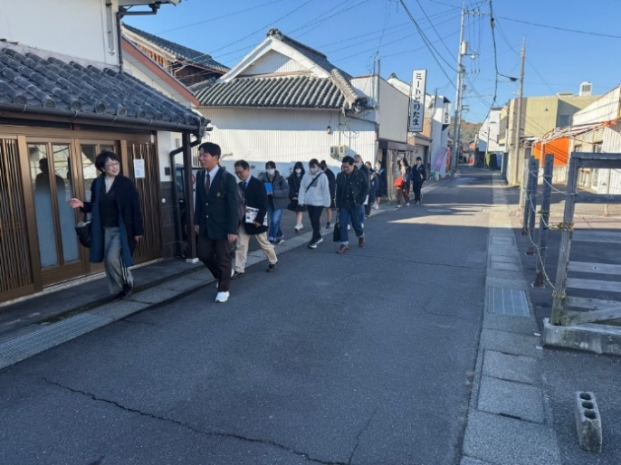 まち歩きの様子