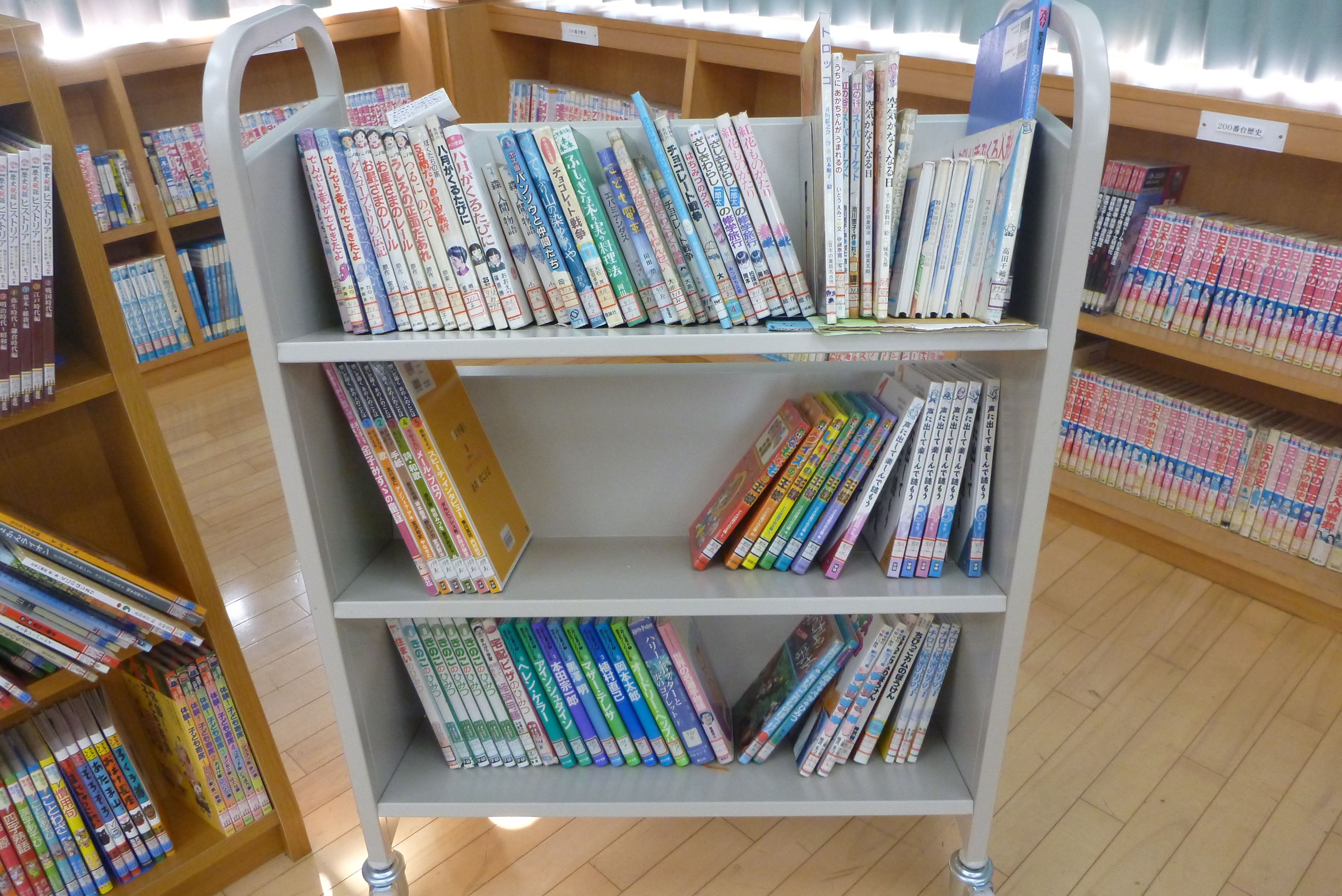 さぬき市立津田小学校に図書・書架等購入