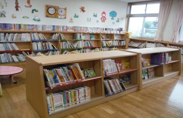 さぬき市立さぬき南幼稚園に幼児用図書、書架等購入写真2