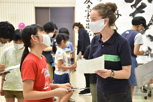 令和3年国際理解教育推進事業英語で会話する様子