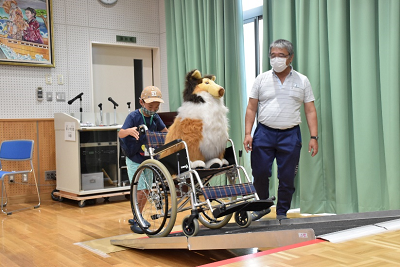 巨大にんげんすごろく大会車いす介助体験画像