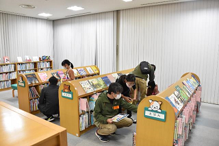 図書を探す様子