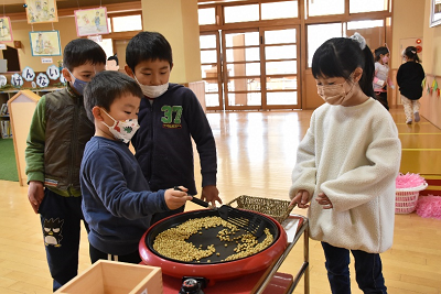 豆を煎る園児