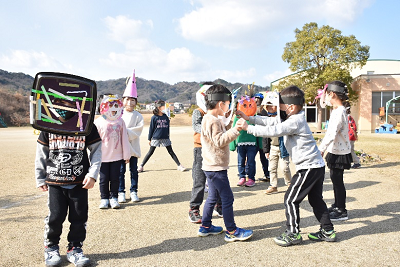 鬼のお面をかぶった園児たち1