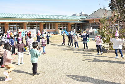 鬼のパンツを踊る園児たち1