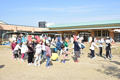 鬼のパンツを踊る園児たち2