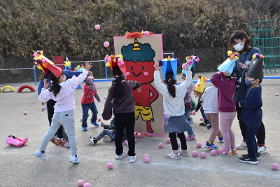 玉入れゲームをする園児たち1