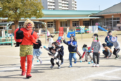 園児と豆まきゲームをする鬼さん1