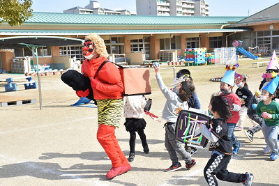 園児と豆まきゲームをする鬼さん2