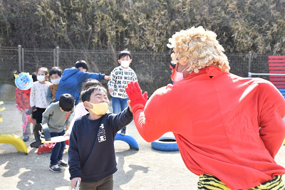 園児とハイタッチする鬼さん1