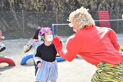 園児とハイタッチする鬼さん3