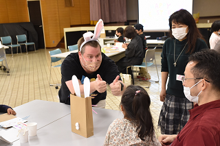 ミッチェル先生とバニーバッグ作り