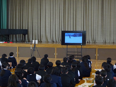 地域や学校の紹介をしている様子