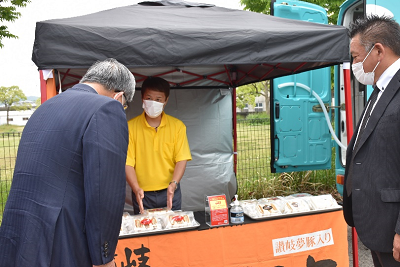 キッチンカーの説明を受ける市長