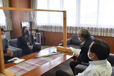 大山市長と懇談するエミリーさん