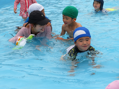 ワニになった先生の背中に乗る園児2