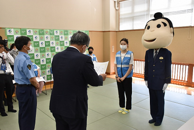 感謝状を贈呈する様子