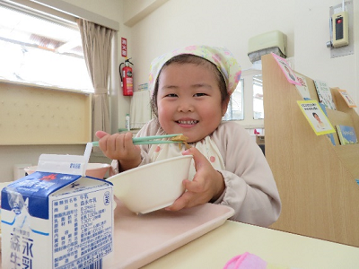 給食を食べる園児