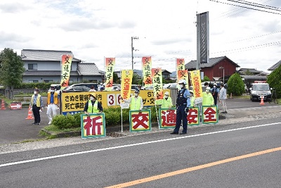 交通安全を呼びかける長尾ライオンズクラブ会員