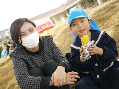 やきいもを食べる園児1