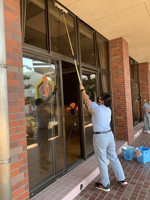 長尾公民館建物窓清掃