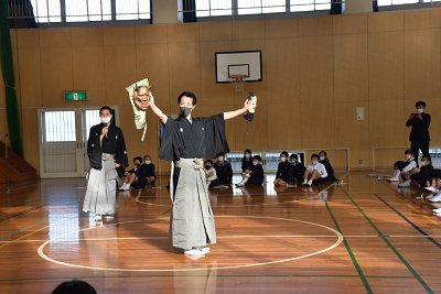 能面の紹介をする能楽師