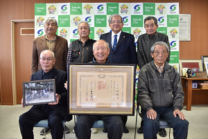 大山市長と八八松甦会のメンバー