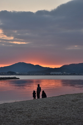 津田ふるさと海岸で初日の出を待つ親子