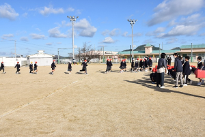 運動場へ避難する児童