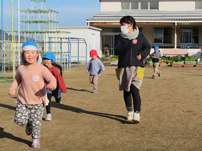 先生と一緒に走る園児