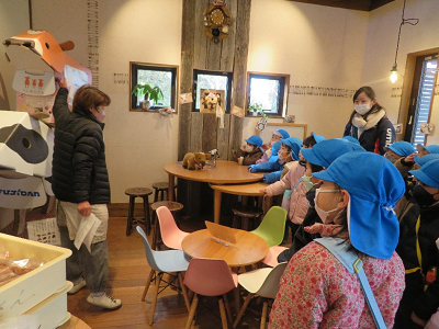大山さんの話を聞く園児ら1