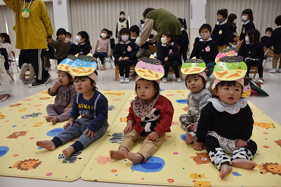 自作の鬼の面をかぶった園児