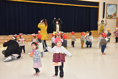 「鬼のパンツ」を踊る園児たち1