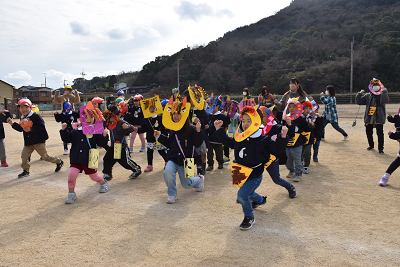 「鬼のパンツ」を踊る園児たち2