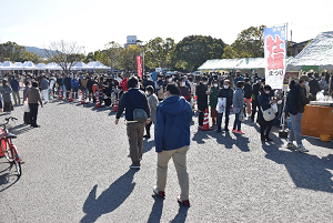 うまいもんまつり来場者の様子