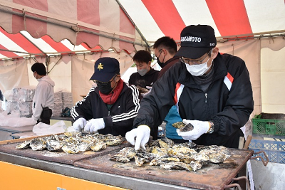 殻付きかき焼きを調理する様子1