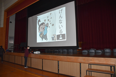 志度小学校・地域や学校の紹介をしている様子1