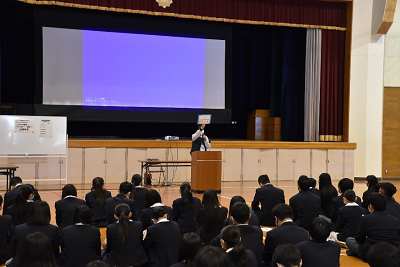 主張を演説する教員と内容を聞く生徒たちの様子