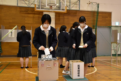 投票する生徒たちの様子