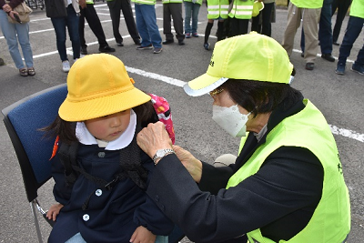 交通安全用品を貰う新入園児