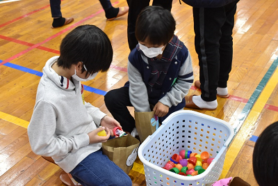 卵からお菓子を取り出す子どもたち