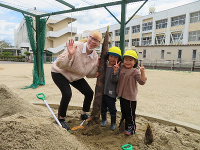 たけのことエイドリアン先生と園児