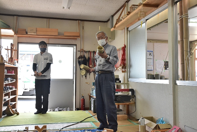 竹の説明をするバンジョイ塾代表戸田さん