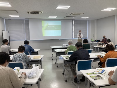 緑のカーテン育成講習会の様子1