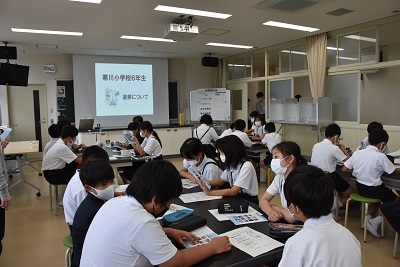 選挙ついて学ぶ児童たちの様子1