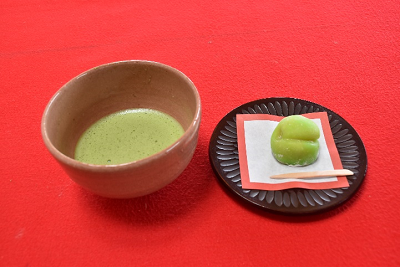 お茶席で出されるお抹茶とお菓子