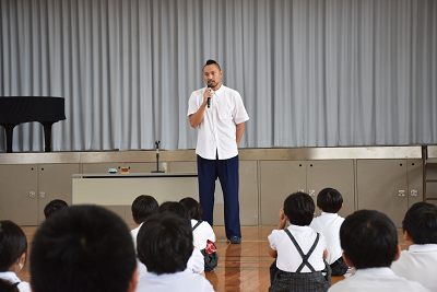 講演をする塩浦慎理さん