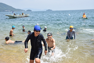 海で海水浴を楽しむ児童の様子