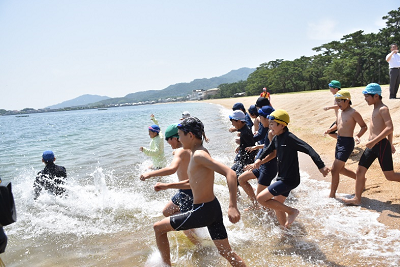 海へ駆ける児童の様子3